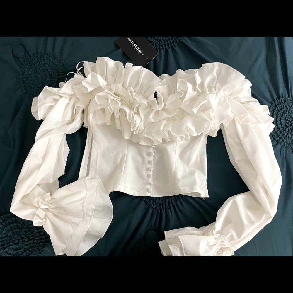 White ruffle Hem off the shoulder never worn with tags on, super on the side.
